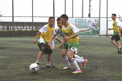 四地足球少年竞逐“桃花岛”