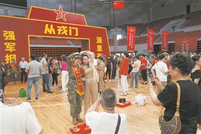 100余名浙江女兵在温启程赴军营